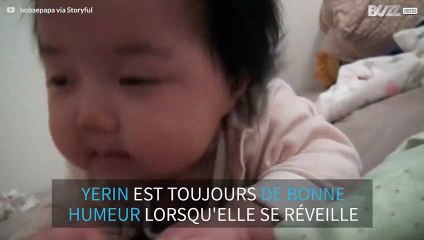 Ce bébé à moitié endormi ne peut s'arrêter de sourire