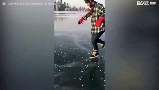 Un homme fait du patin à glacé sur un lac gelé