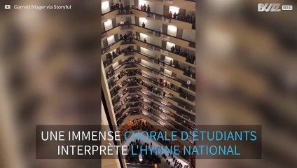 Une chorale d'étudiants interprète l'hymne national américain