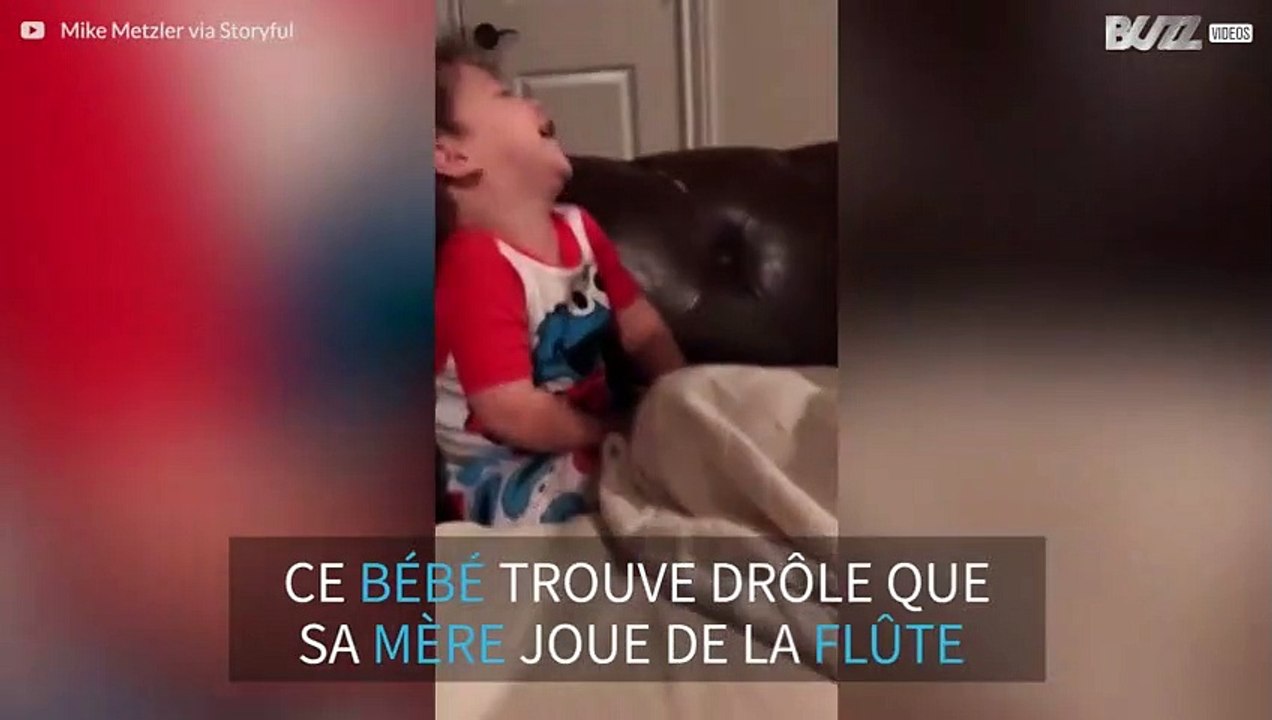 Ce bébé ne peut s'empêcher de rire au nez de sa mère qui joue de la flûte