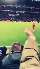 لحظه محمد صلاح يهدي الطفل التيشيرتبعد المباراه