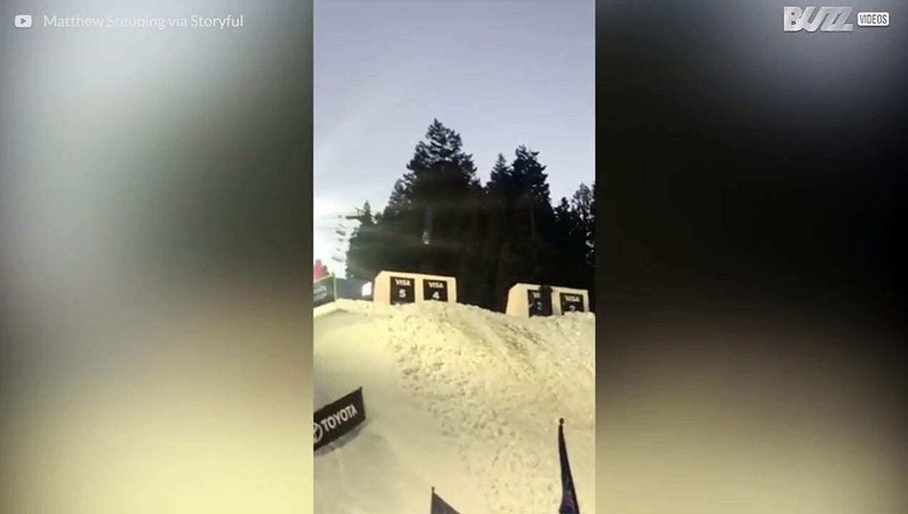 Spectaculaire chute de ski acrobatique