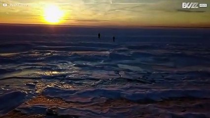 Une plage enneigée vue du ciel