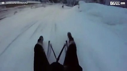 Hilarant! Ces luges finissent par former un tas!