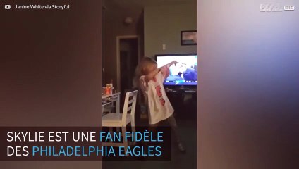 Cette petite fan des Eagles nous montre sa danse de la victoire!