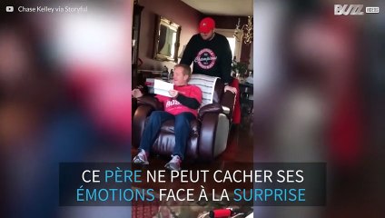 Ce père ne peut cacher sa joie quand son fils lui offre un billet pour assister à un match de football américain