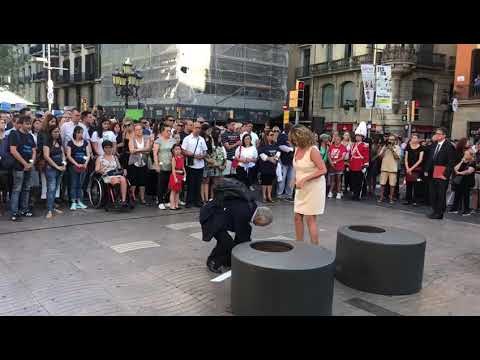 Crit de Falta el conseller Forn durant l'acte d'homenatge en el segon aniversari del 17-A