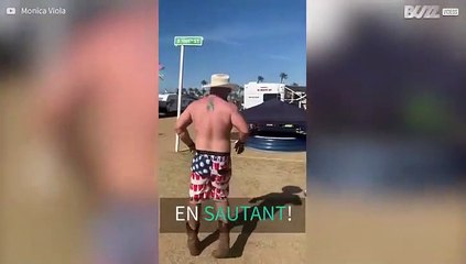 Un festivalier saute à vélo et le tord complètement