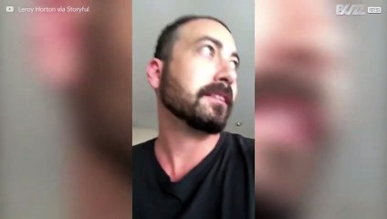 Cette énorme araignée procure à cet homme la peur de sa vie