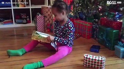 Un grand-père fait une farce à sa petite fille le jour de Noël