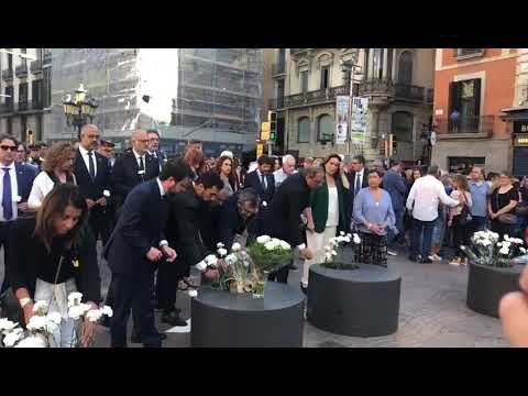 Els polítics dipositen flors en l'homenatge en el segon aniversari del 17-A