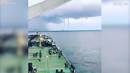 Deux trombes d'eau émergent de l'océan