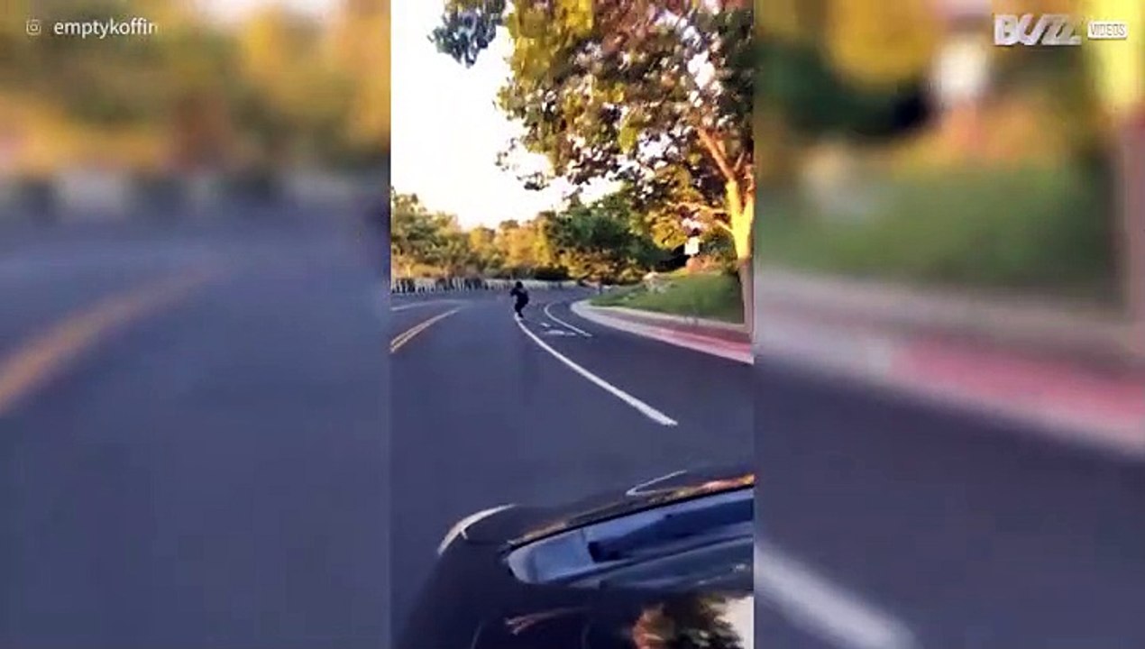 Un skateur chute alors qu'il se déplace à 50 km/h