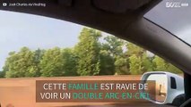 Un double arc-en-ciel fait la joie de cette famille