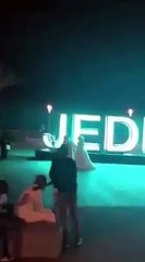عريس يتجول مع زوجته في كورنيش جدة وهي بفستان الزفاف