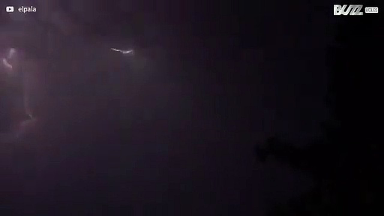 Le ciel de l'Italie, illuminé par les éclairs