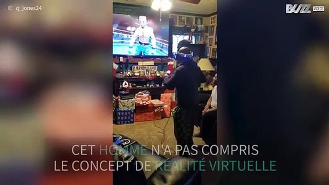 L'homme s'emballe avec le jeu de boxe en réalité virtuelle