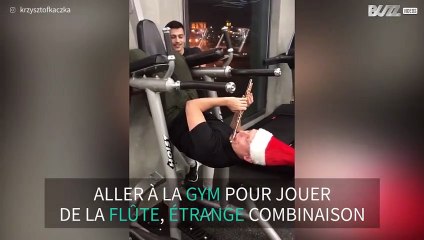 Il joue de la flûte tout en travaillant ses abdos