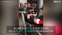 Il joue de la flûte tout en travaillant ses abdos