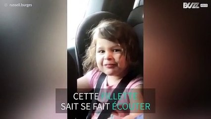 Cette fillette fait preuve d'une effrayante autorité sur son père