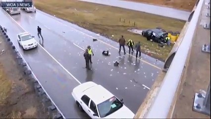 السماءتمطر آلاف الدولارات على طريق عام