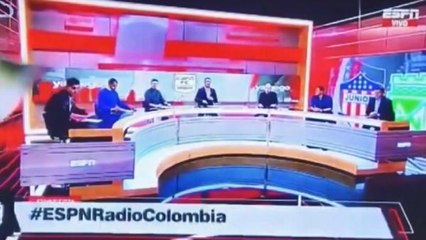 Faciadan dönüldü! Canlı yayında konuğun üzerine dev ekran düştü