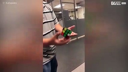 Il résout un Rubik's cube en le jetant en l'air