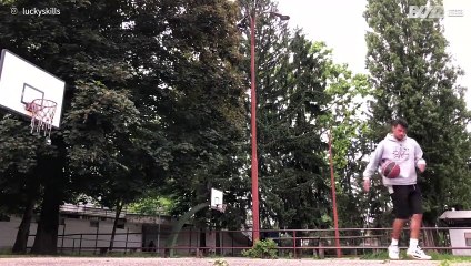Ce jeune homme marque un panier d'une façon incroyable