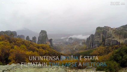 Una vallata avvolta nella nebbia in time-lapse