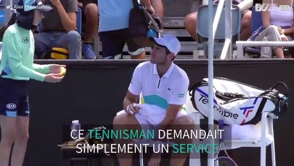 Un tennisman se fait injustement gronder par un arbitre