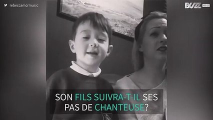 En anglais, elle chante un titre d'Édith Piaf en duo avec son fils