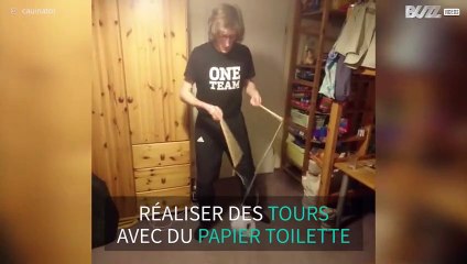 Un jeune homme fait du diabolo avec un rouleau de papier toilette