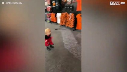 Cette petite fille n'a absolument pas peur de ce mannequin d'Halloween