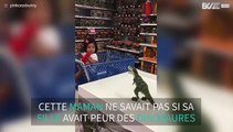 Une fillette terrorisée par un jouet en forme de T-Rex