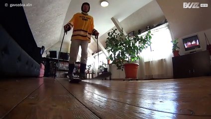 Un skieur s'essaie au défi du papier toilette