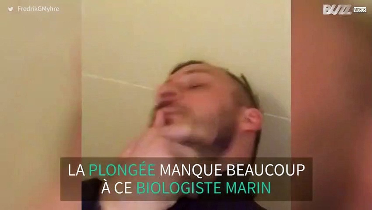 Il va au lit vêtu de son équipement de plongée