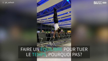 En salle d'embarquement à Londres, il fait ses exercices