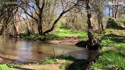 Un cycliste chute en traversant une rivière