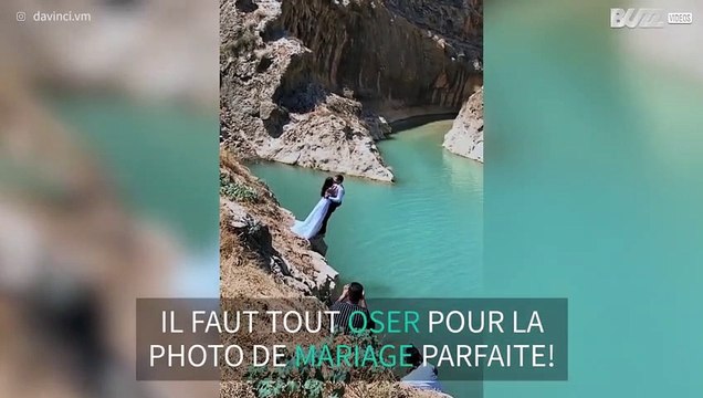 Ce couple se jette à l'eau pour ses photos de mariage
