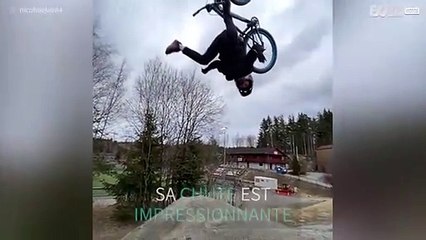 En BMX, ce jeune fait une chute spectaculaire