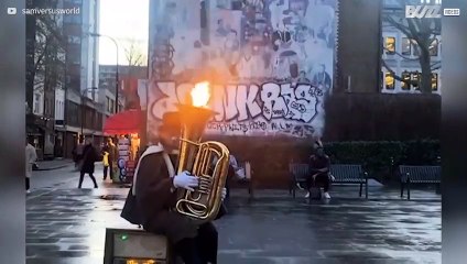 Cet artiste de rue crache du feu... avec un tuba !