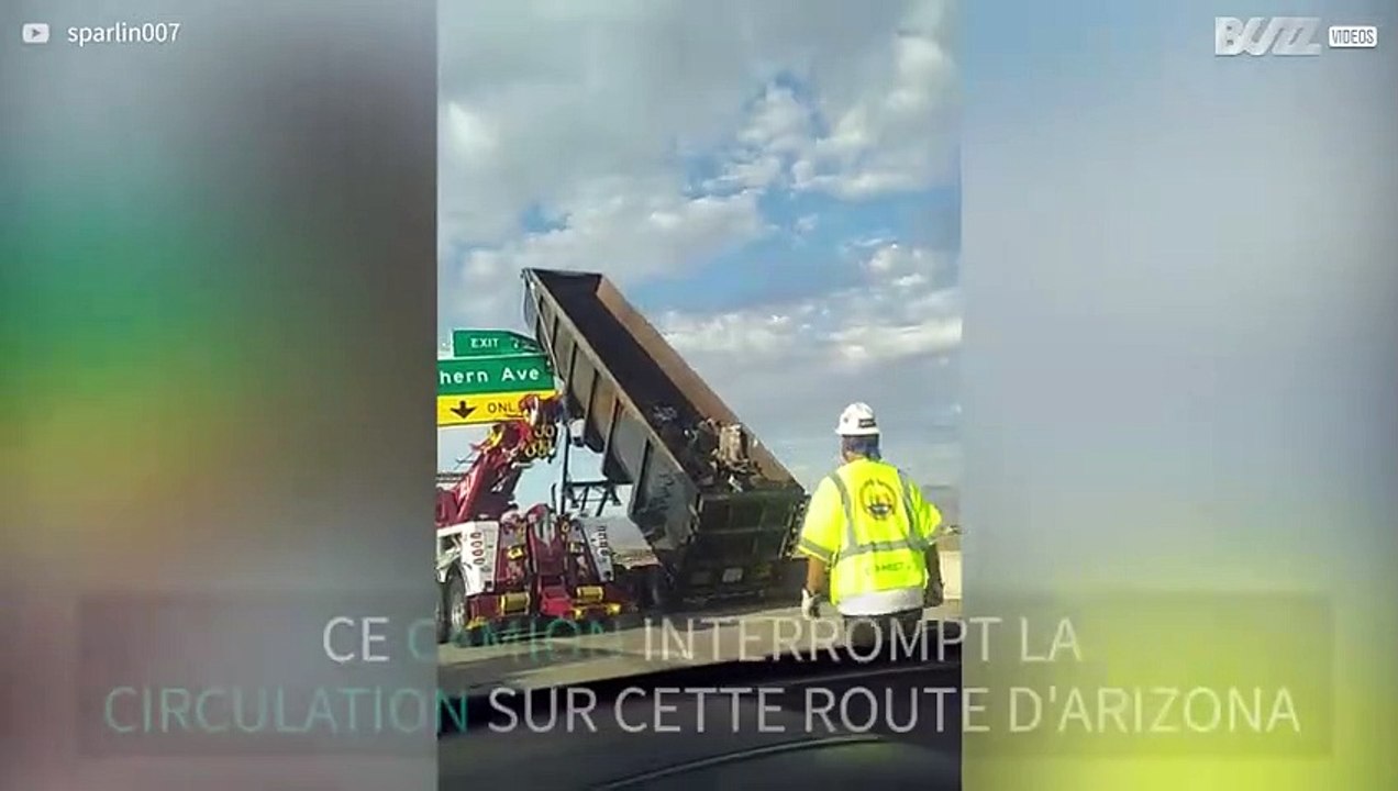 Un camion est coincé après être entré en collision avec un panneau signalétique