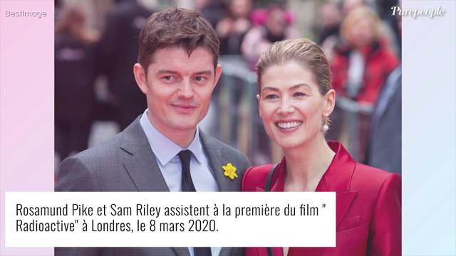 Rosamund Pike dévoile l'endroit saugrenu où elle enterre toutes ses récompenses !