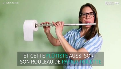 Une flûtiste s'essaie au challenge du papier toilette