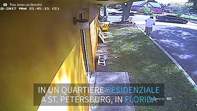 Aereo si schianta sulle auto durante l'atterraggio d'emergenza