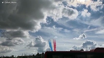 Des avions ont peint le drapeau français dans le ciel londonien
