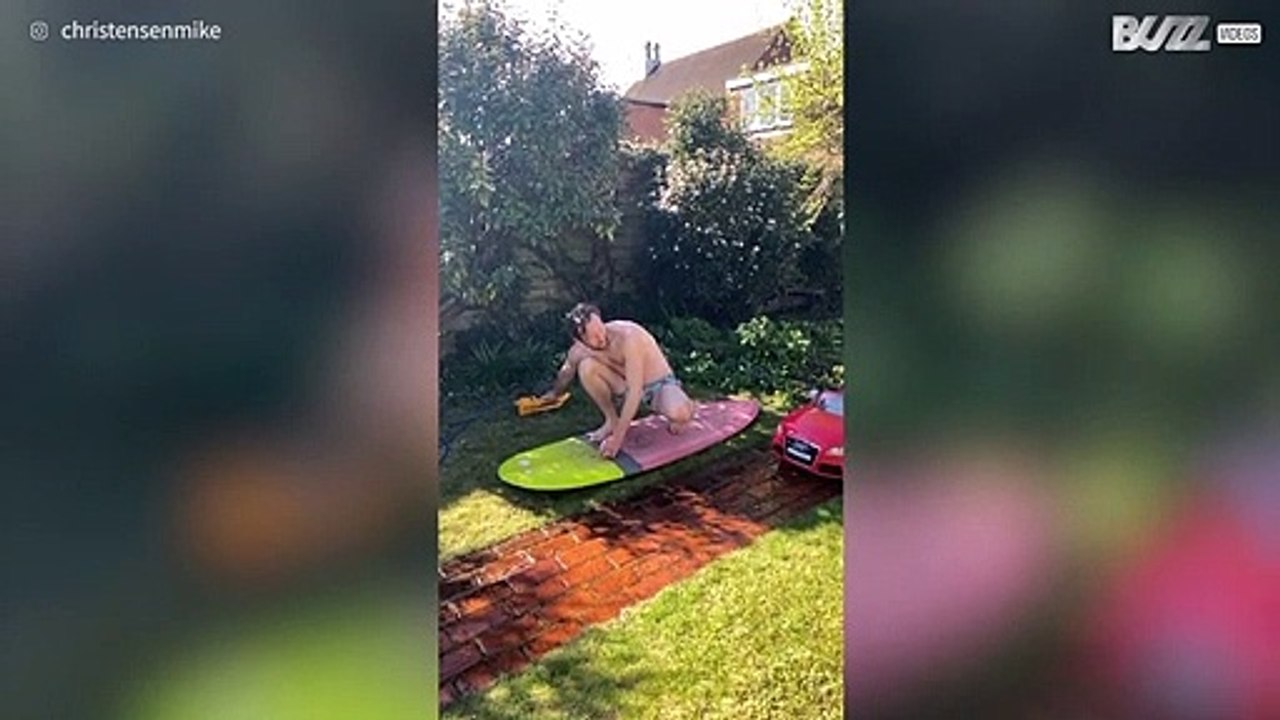 Cette famille australienne retrouve les joies du surf... sur l'herbe