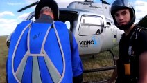 Trois casse-cous sautent en parachute depuis un hélicoptère