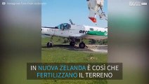 Aereo decolla e atterra in un campo da pascolo