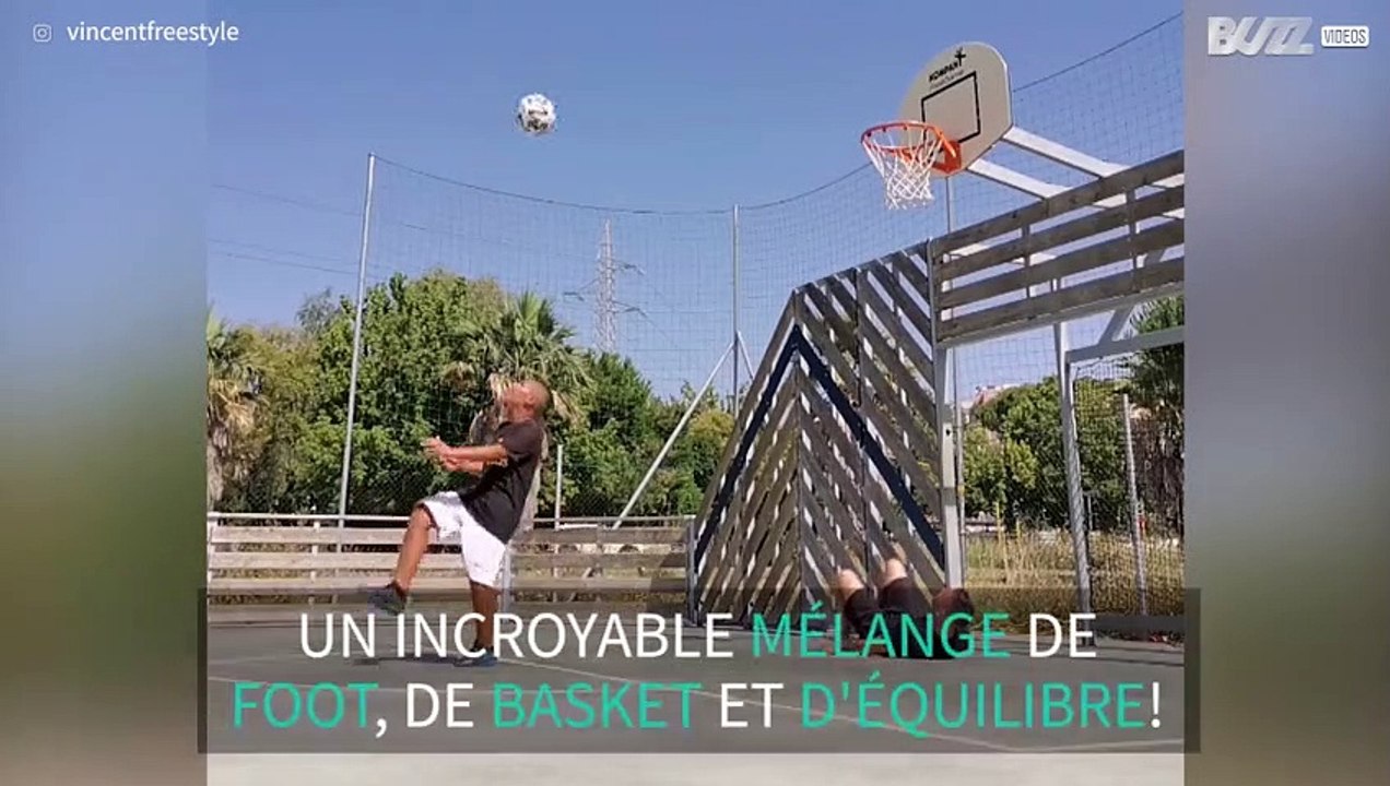 Ce jeune marque un panier à l'envers à l'aide de ses pieds